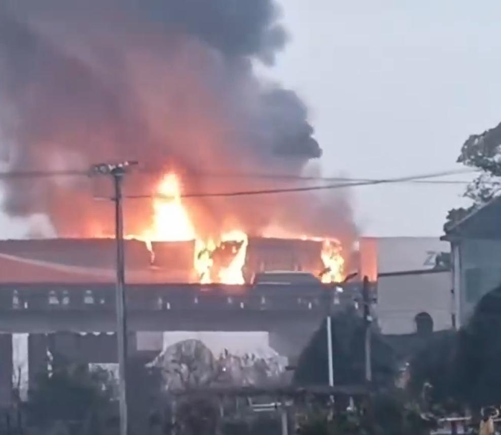 事發現場有車起火,濃煙衝天。(互聯網)