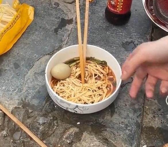 這碗麵看起來正正常常,但製作過程並不尋常。(互聯網)