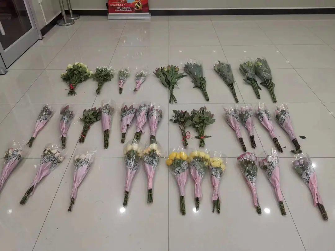 佘男偷走的花,主要是玫瑰和百合。(互聯網)