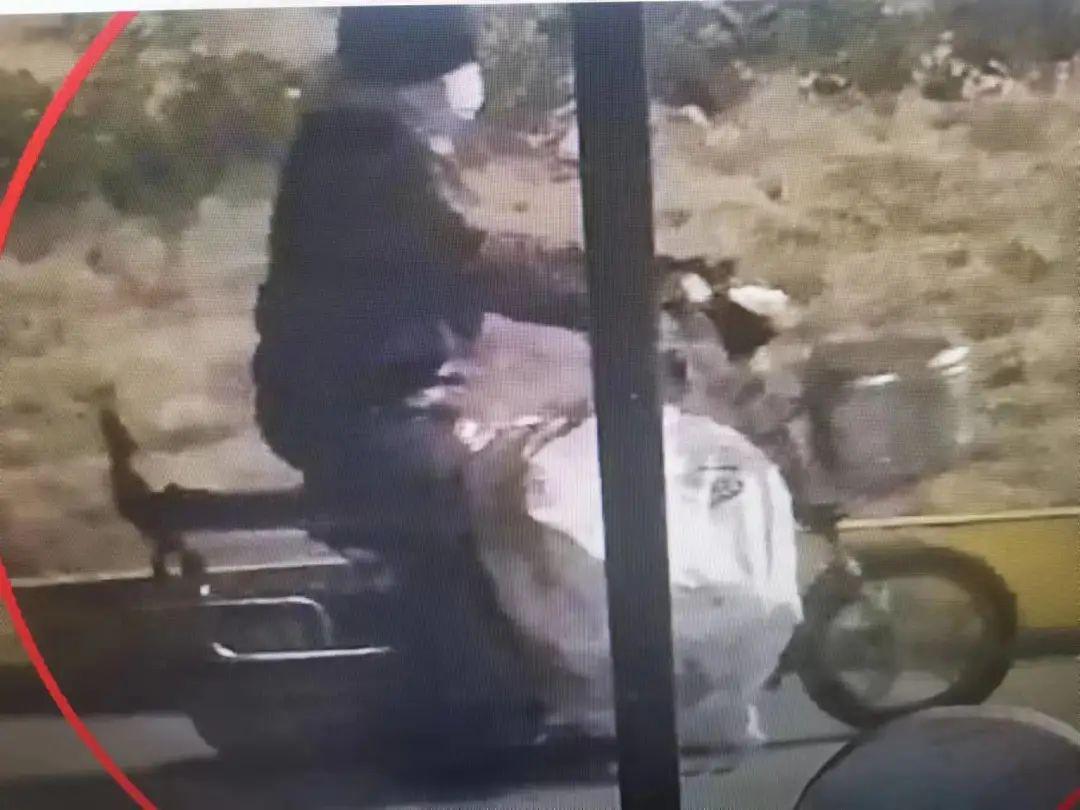 佘男潛入一個花卉市場偷走三百多支花。(互聯網)