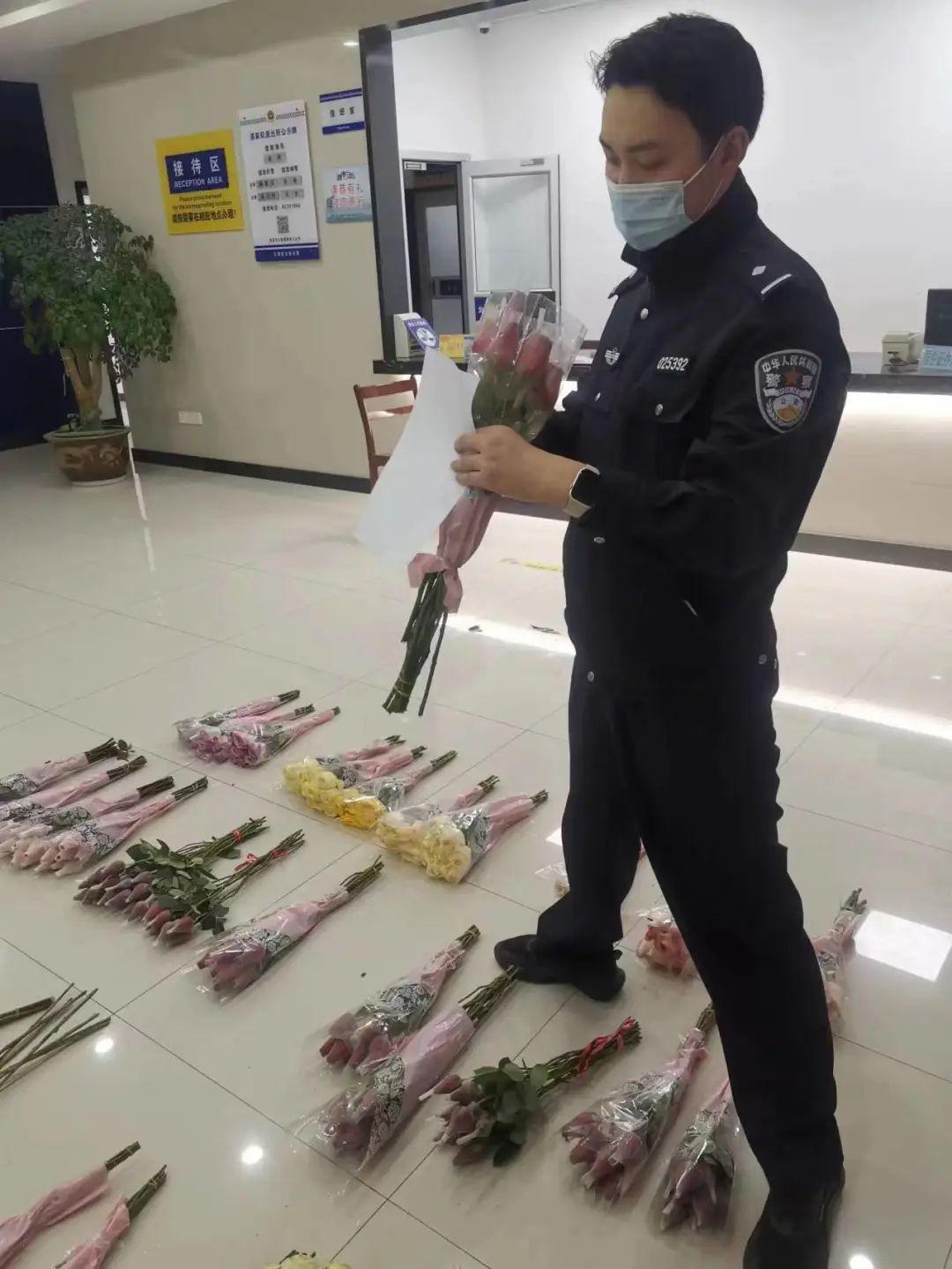 警方點算佘男偷走的花。(互聯網)