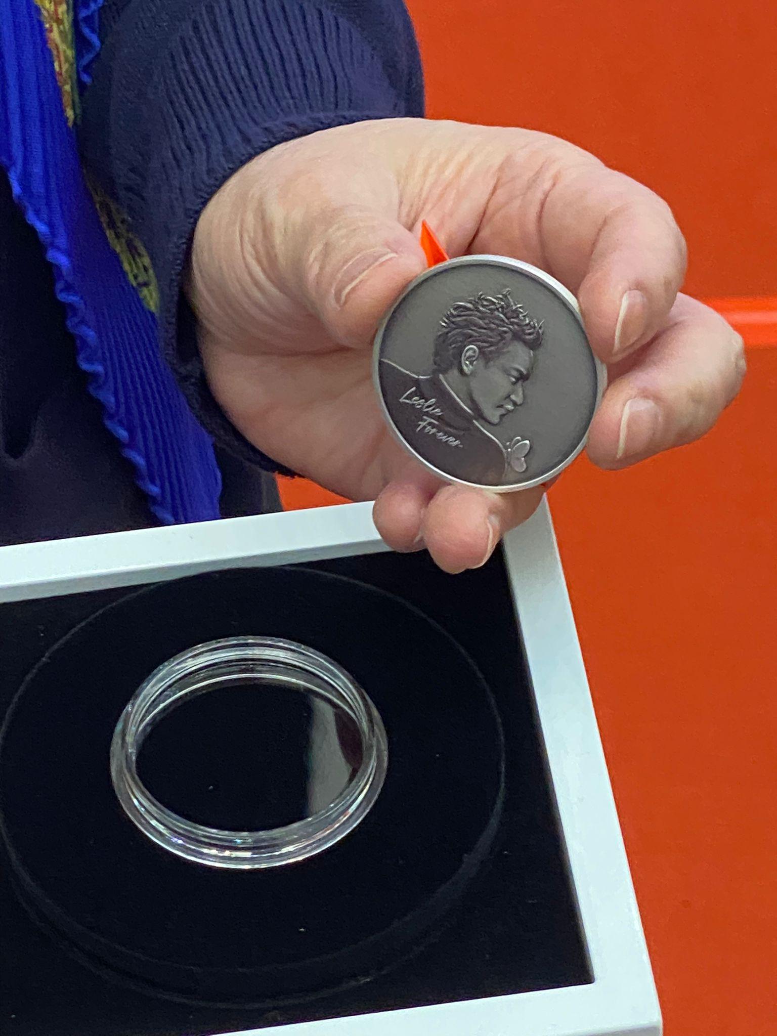 「張國榮20周年復古紀念章」紙鶴版上一面印有張國榮肖像。