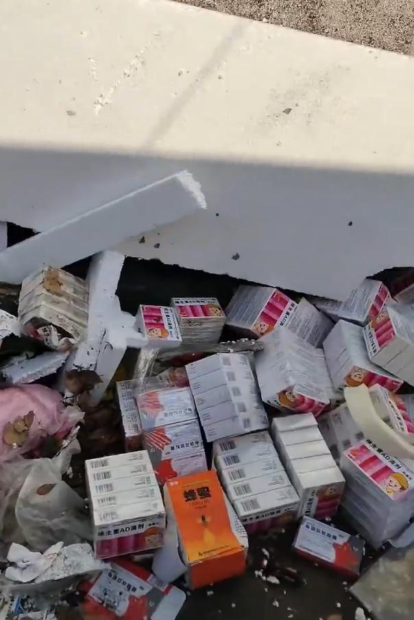 網民發現垃圾站有大量未開封的布洛芬及其他藥物。(互聯網)