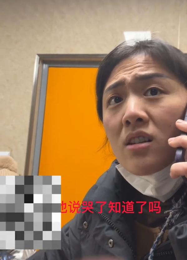 男童母親不斷批評女子弄哭其兒子,要求道歉,並致電叫丈夫到場。(互聯網)