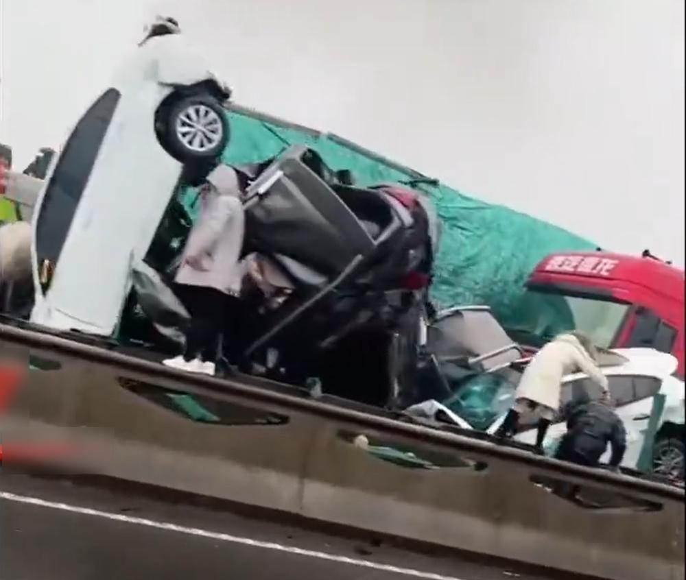 多輛私家車被大貨車撞至「車疊車」。(互聯網)