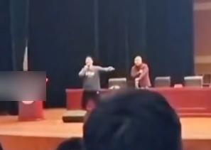 學生(灰衣)上台搶咪,批評陳宏友(紅衣)眼裡只有錢。(互聯網)