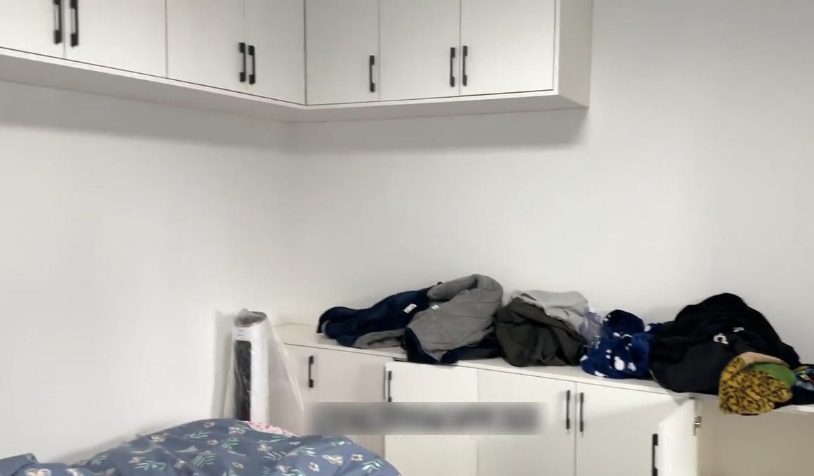 男子的睡房被裝修成廚房。(互聯網)