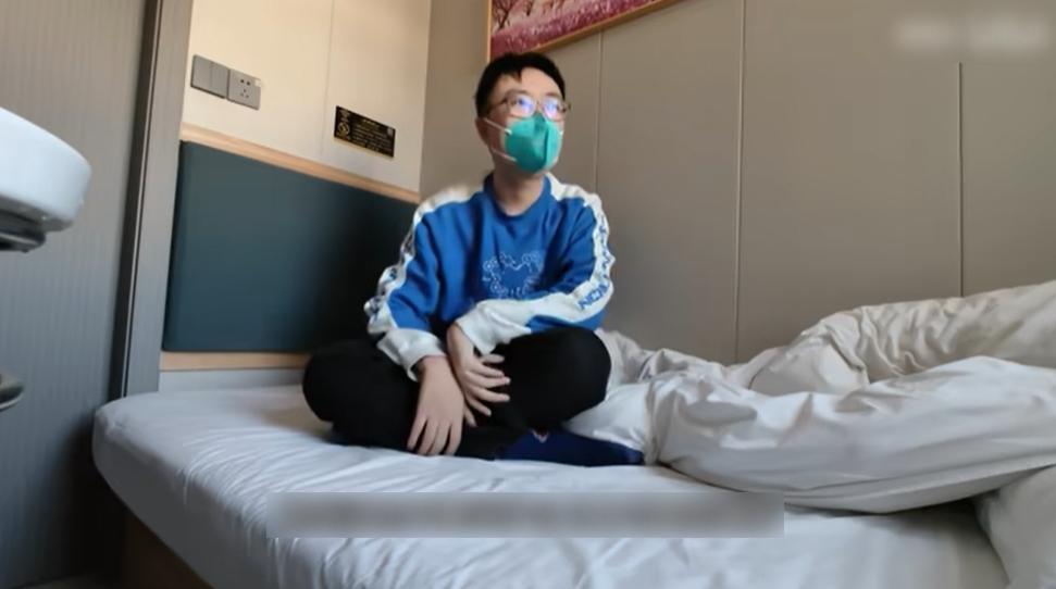 房間床頭其實在門口那邊。(互聯網)