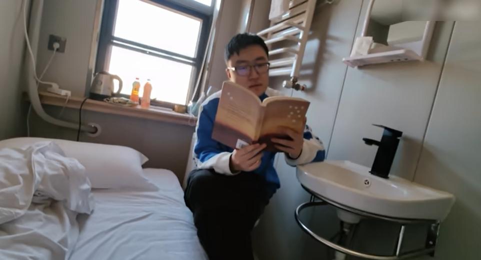 床與馬桶的距離相當近。(互聯網)