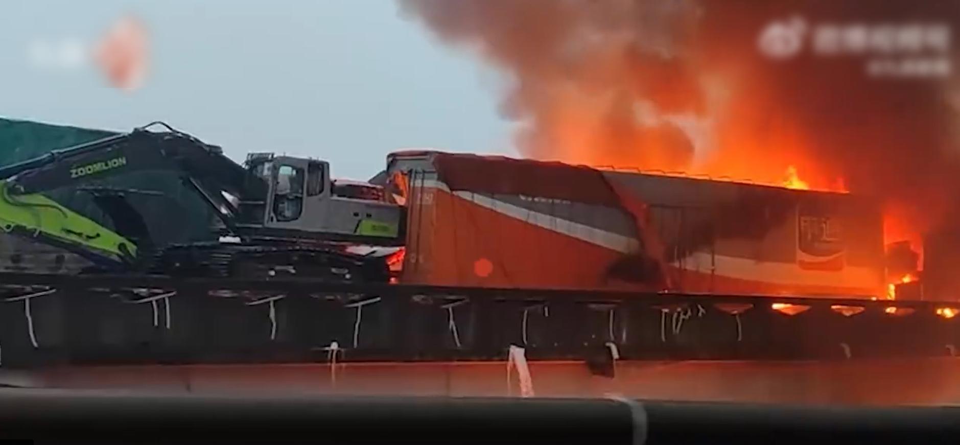 現場有車起火,火勢猛烈。(互聯網)