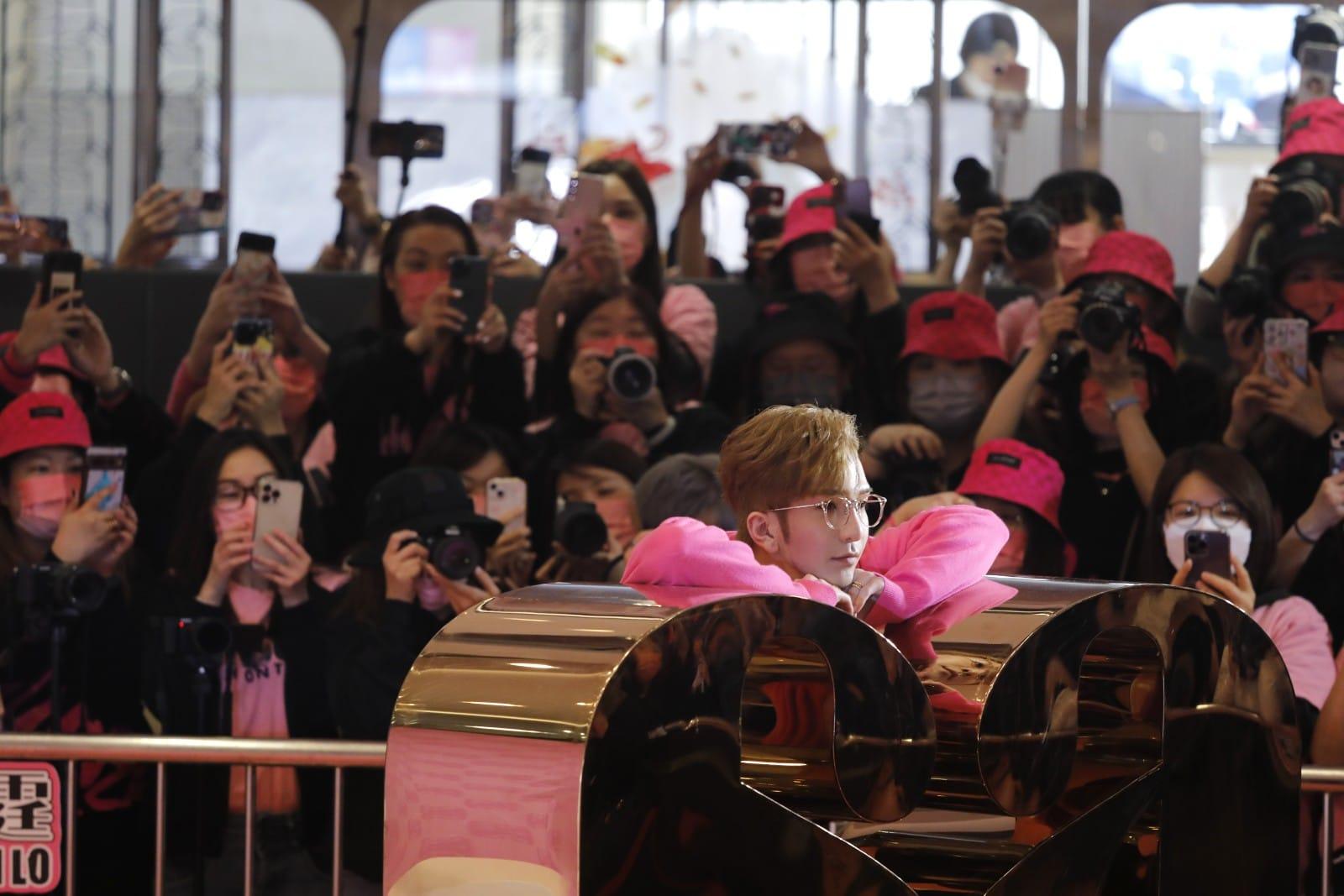 Anson Lo情人節現身尖沙咀,宣傳剛面世的個人品牌ALLOVER。(林俊源攝)