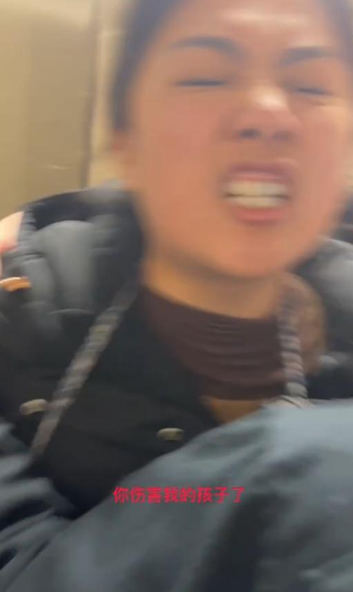 男童母親撲向女子,聲嘶力竭要求女子向男童道歉,地鐵職員奮力阻擋。(互聯網)