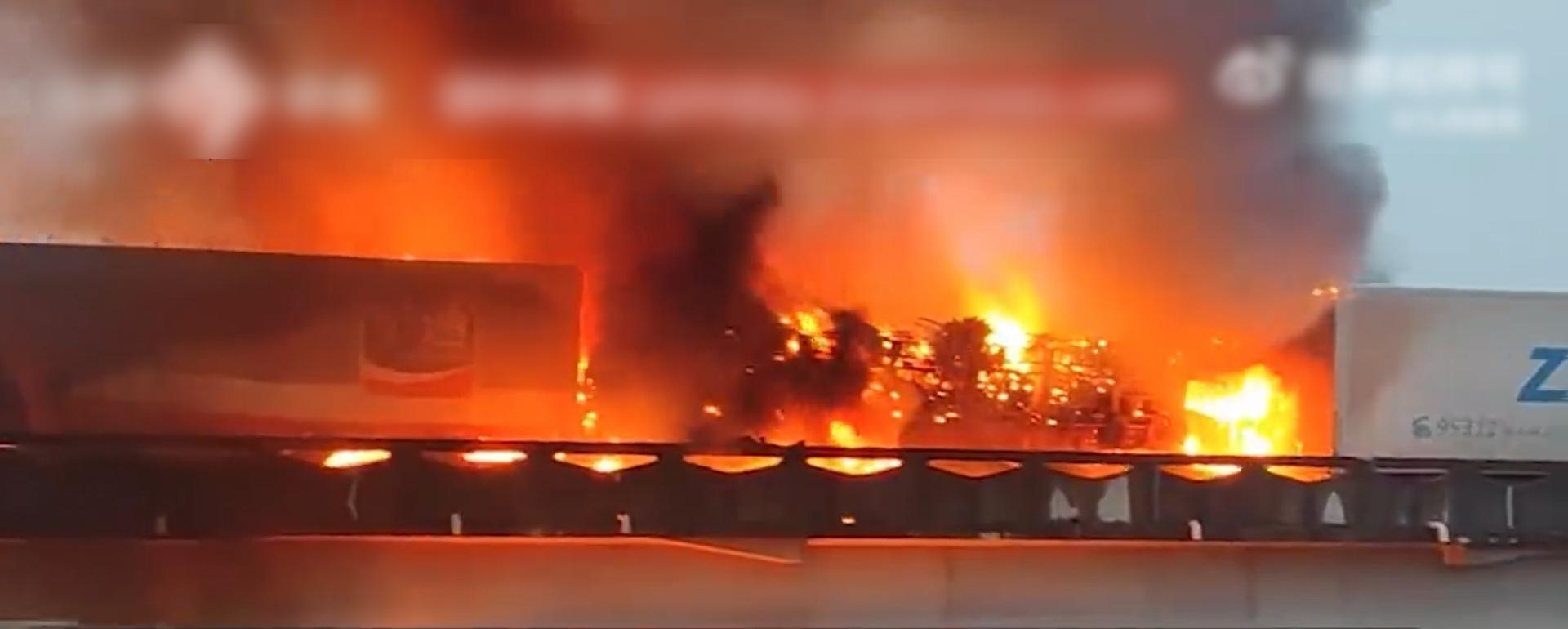 現場有車起火,火勢猛烈。(互聯網)