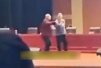 陳宏友(紅衣)制止學生繼續發言,將咪搶回。(互聯網)