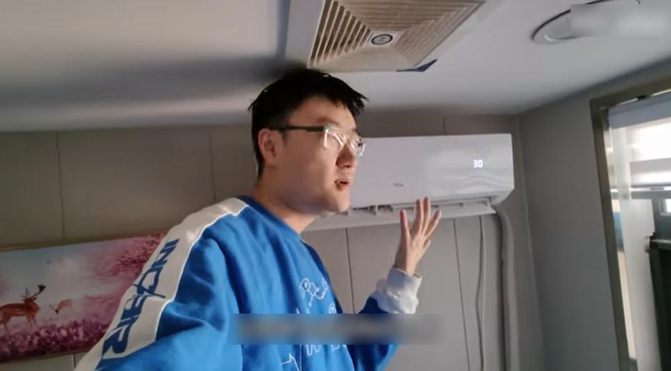 房間雖小,五臟俱全,有冷氣、有抽風設備,還有掛畫。(互聯網)