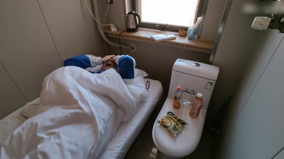 蓋上馬桶蓋,馬桶就成為床頭櫃。(互聯網)