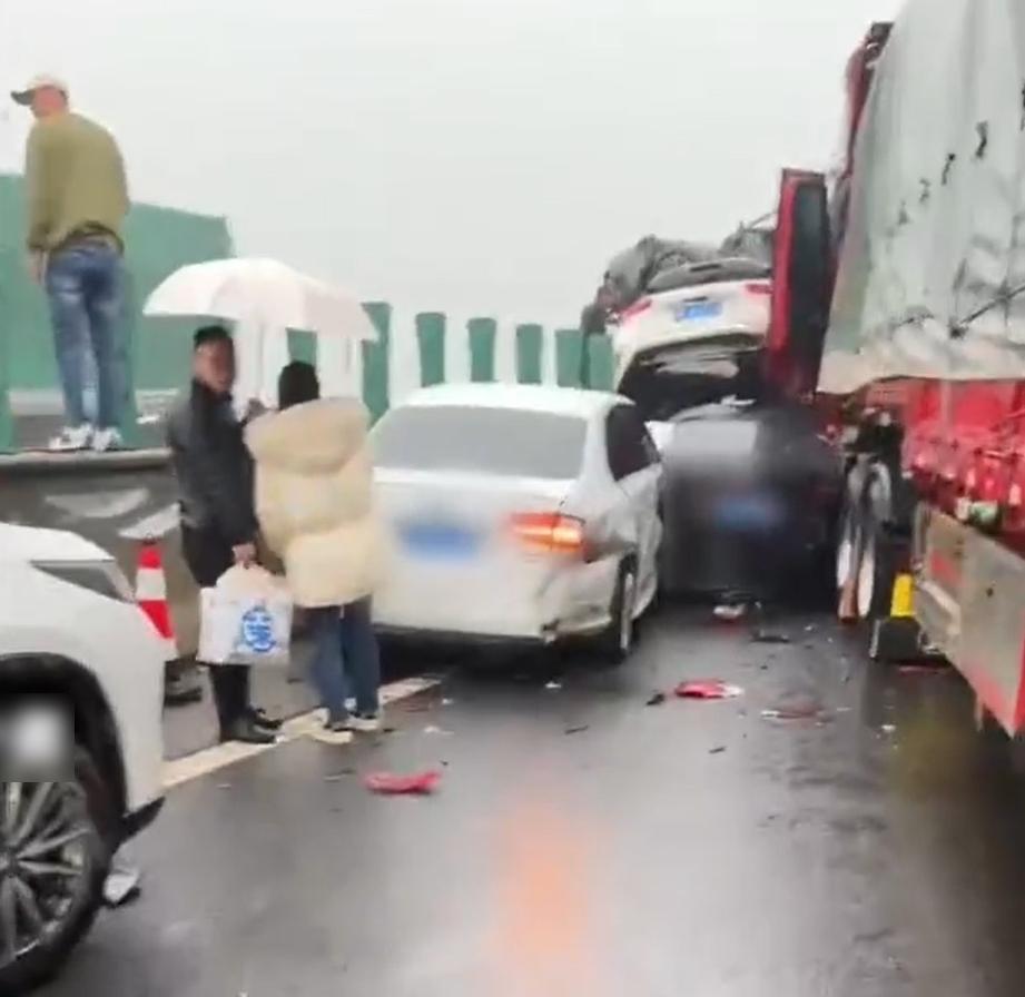 多輛私家車被撞至「車疊車」。(互聯網)