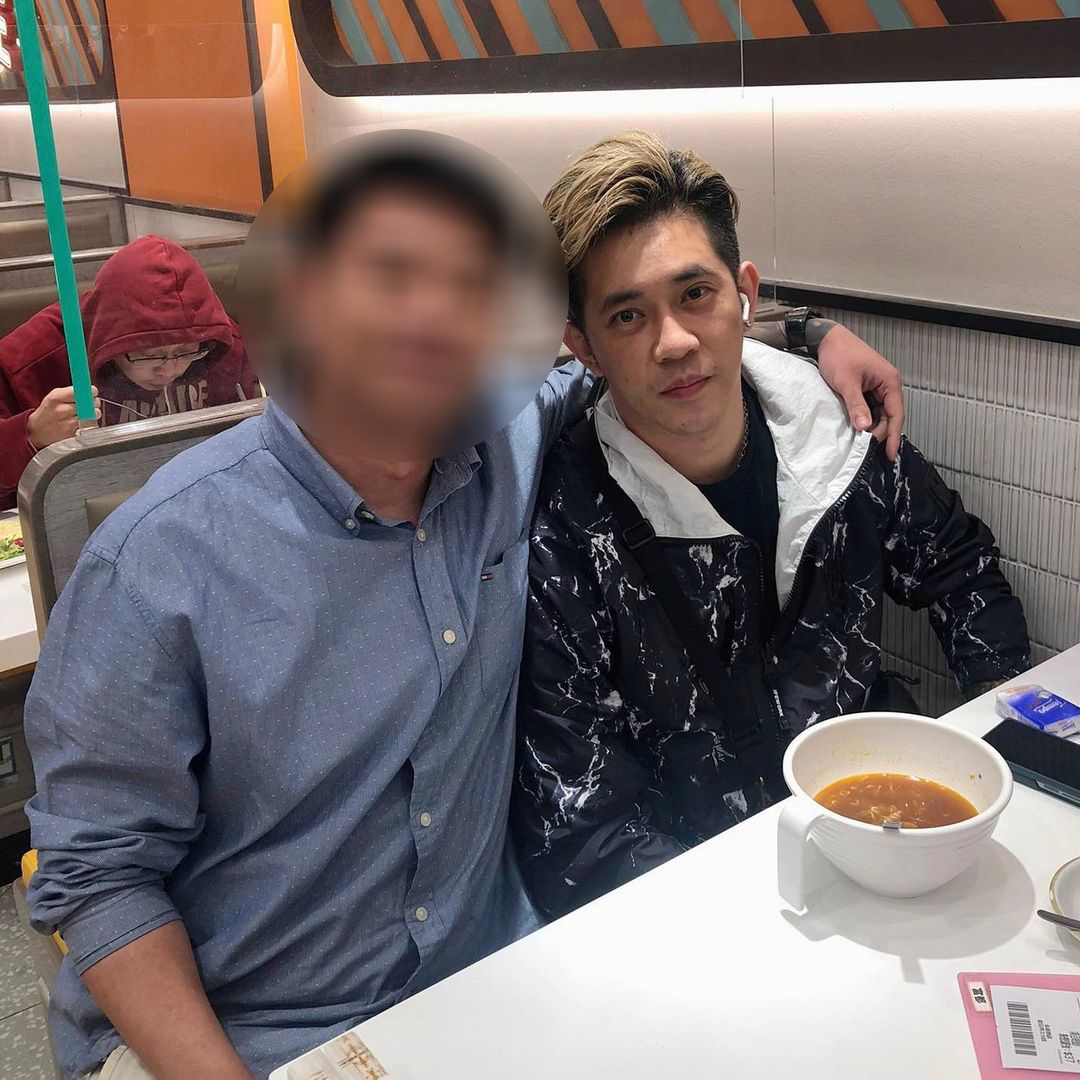 威威近來冇仔細打理儀容。