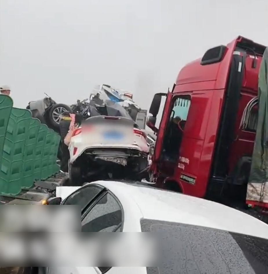 多輛私家車被撞至「車疊車」。(互聯網)