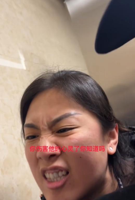 男童母親撲向女子,聲嘶力竭要求女子向男童道歉,地鐵職員奮力阻擋。(互聯網)