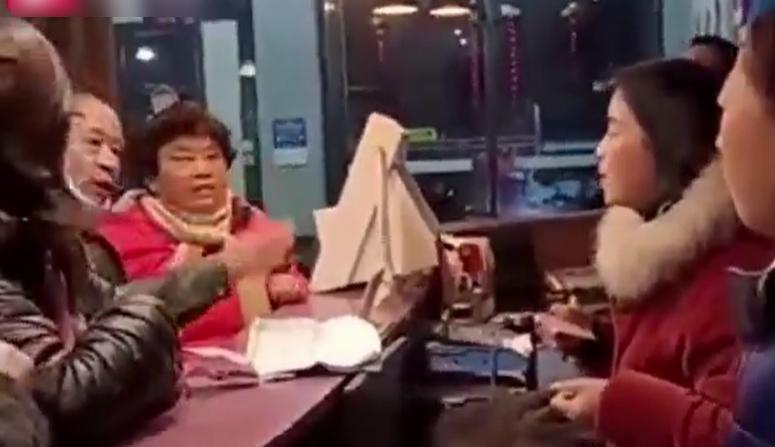 涉事導遊拒絕向一對老夫妻派房卡,指兩人消費過低,雙方爆發口角。(互聯網)