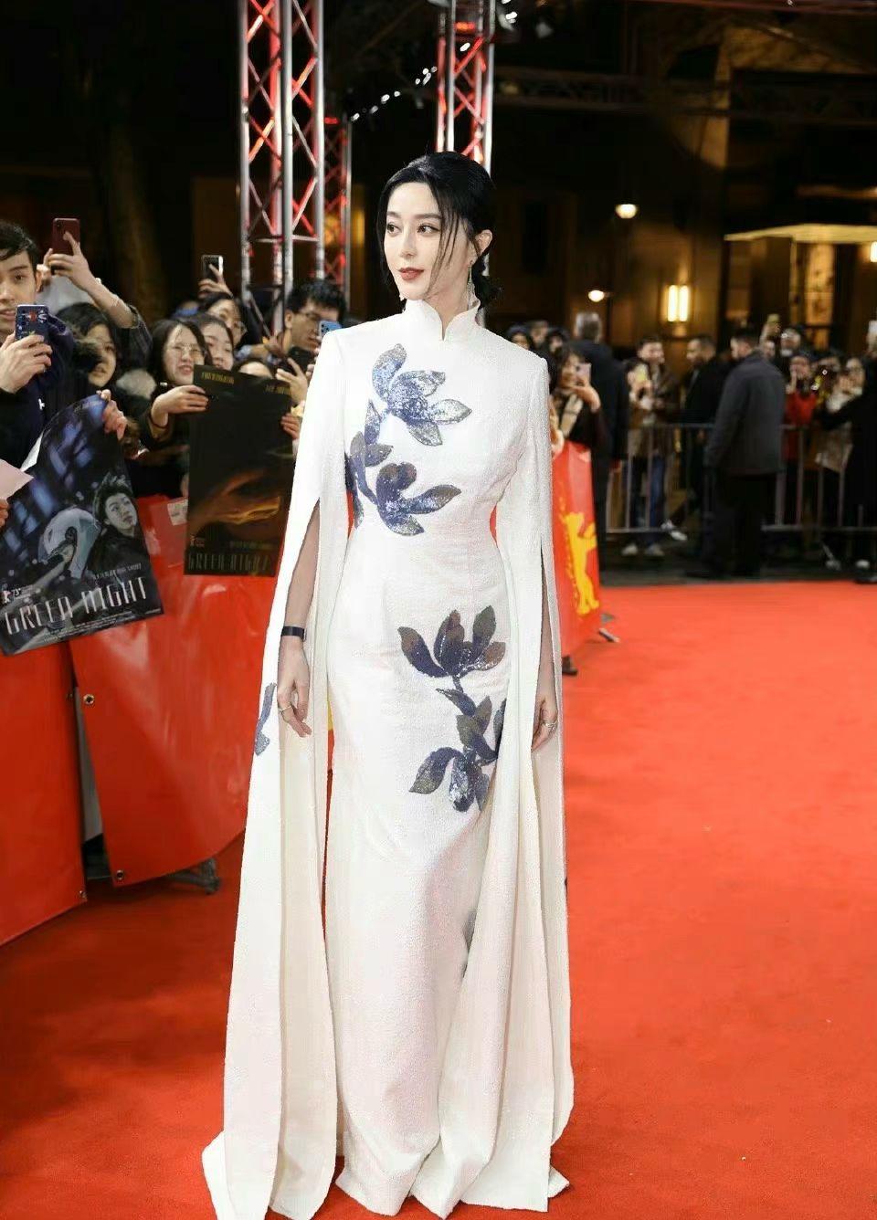 范冰冰神穿上內地設計師卜柯文的白色旗袍行紅氈。