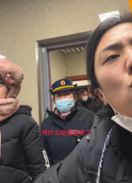 地鐵職員到場調停。(互聯網)