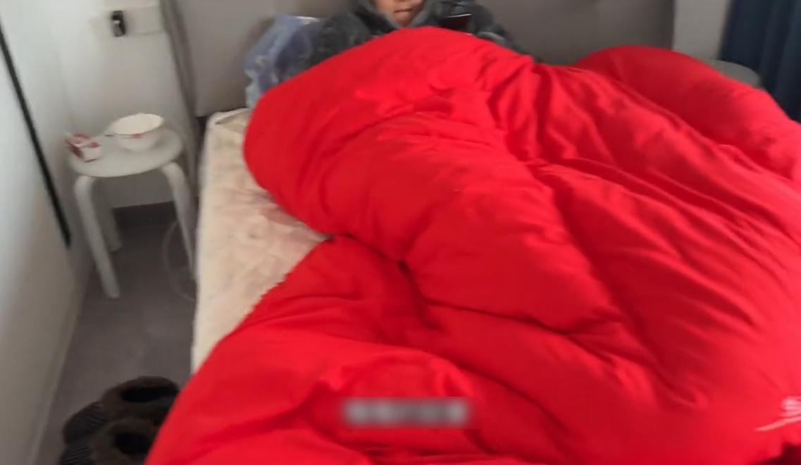 男子弟弟的床頭沒有櫃,只有凳。(互聯網)