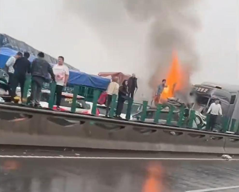 多人離開出事車輛,站在路壆。(互聯網)