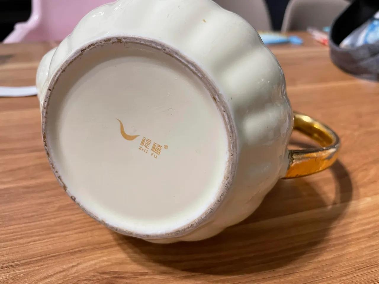 涉事網民展示涉事茶壺底的標誌。(爆料公社)