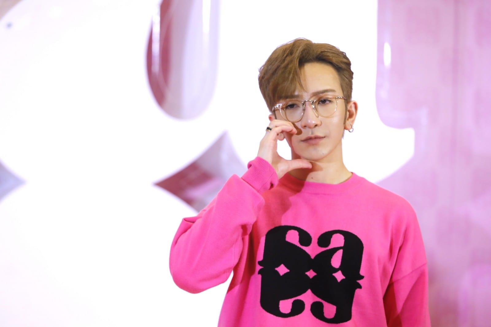 Anson Lo向神徒派心。(林俊源攝)