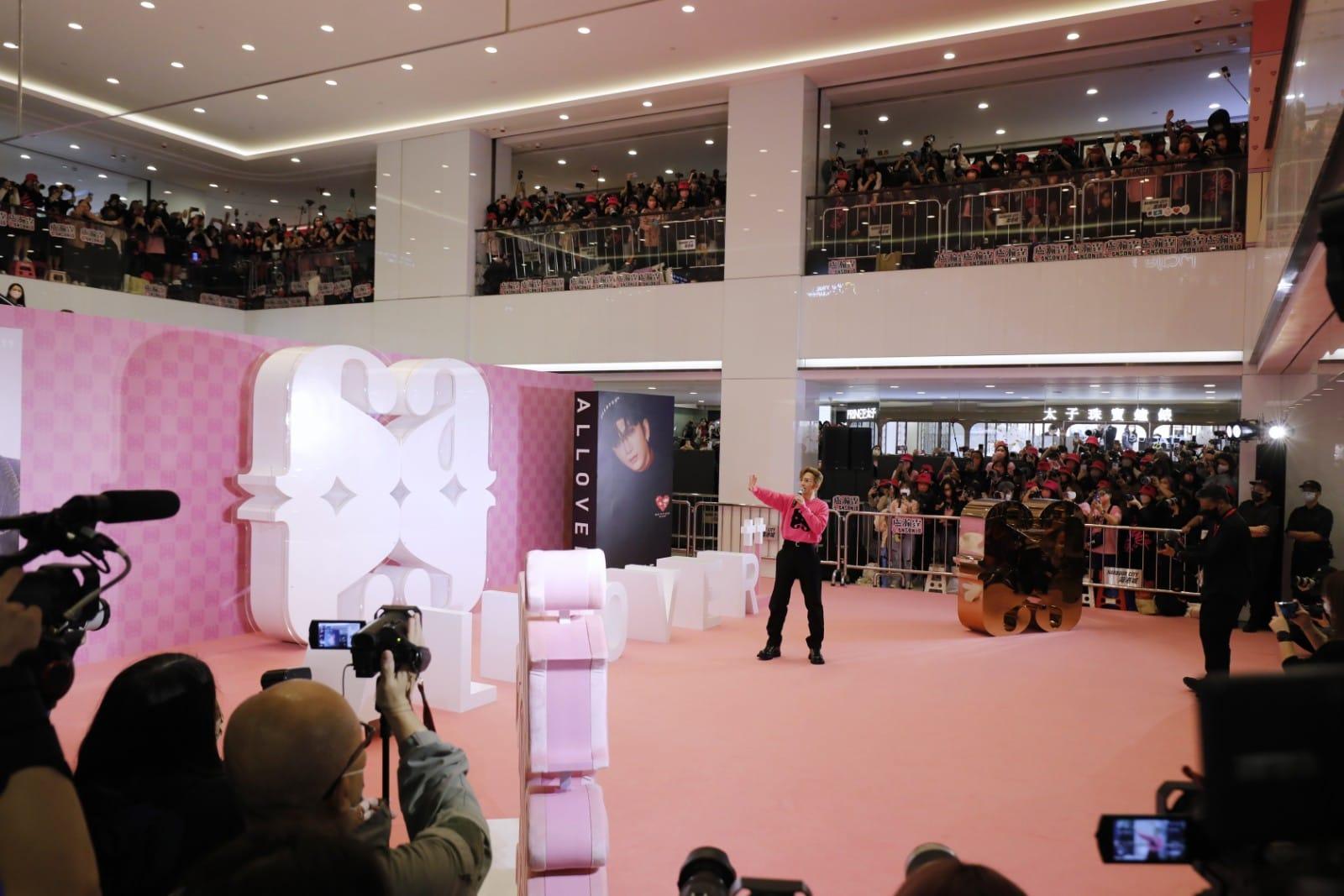 Anson Lo情人節現身尖沙咀,宣傳剛面世的個人品牌ALLOVER。(林俊源攝)