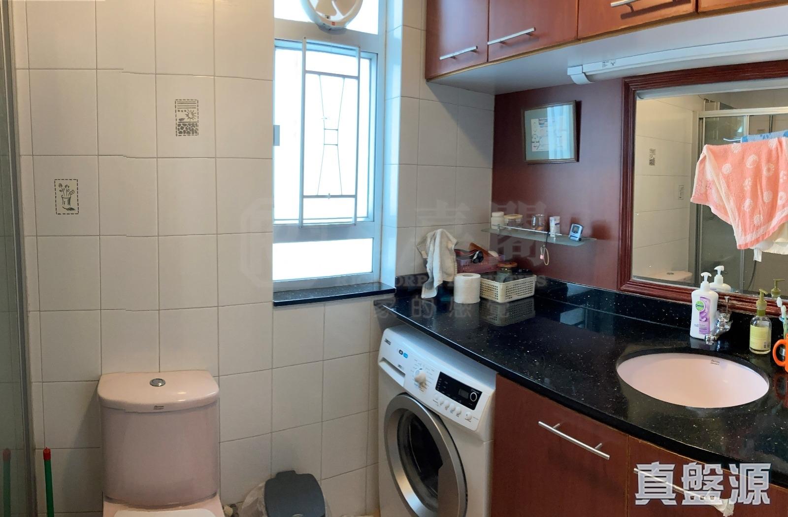 明廁浴室可擺放「大眼仔」洗衣機,空間闊落見使。(代理提供)