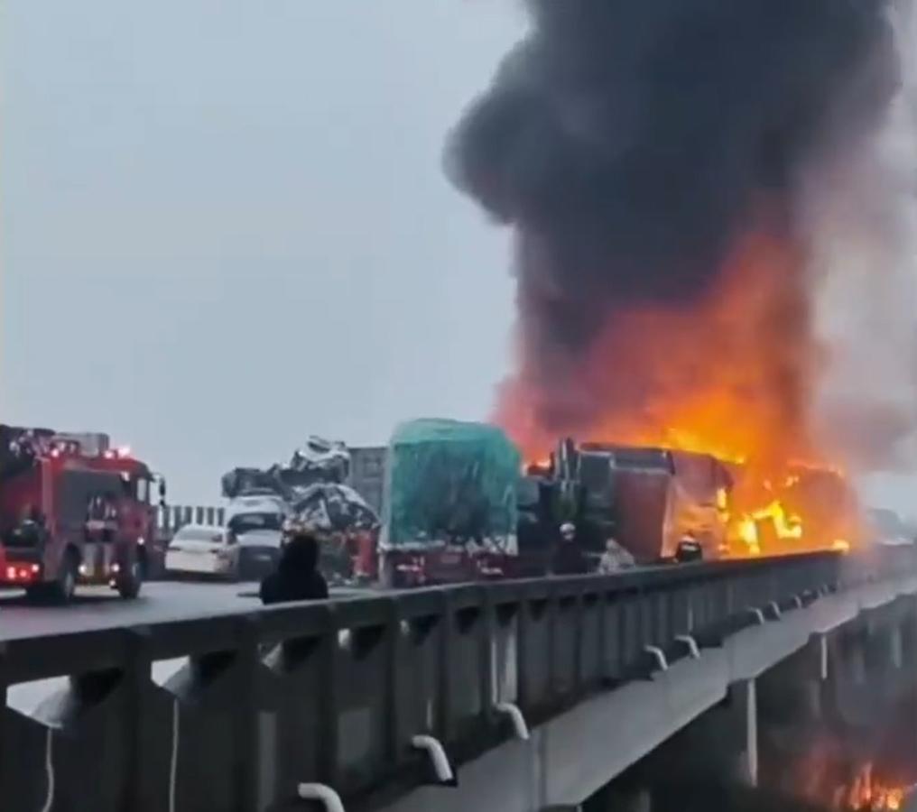 事發現場有車起火,濃煙衝天。(互聯網)