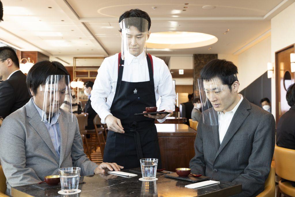 公司開發部門人員品嘗兩款茶碗蒸,有人指含有「人造『鵝肝』」吃得出肥美味道。(互聯網)