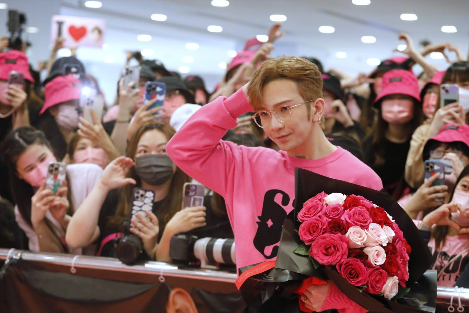 Anson Lo全方位與神徒合照。(林俊源攝)