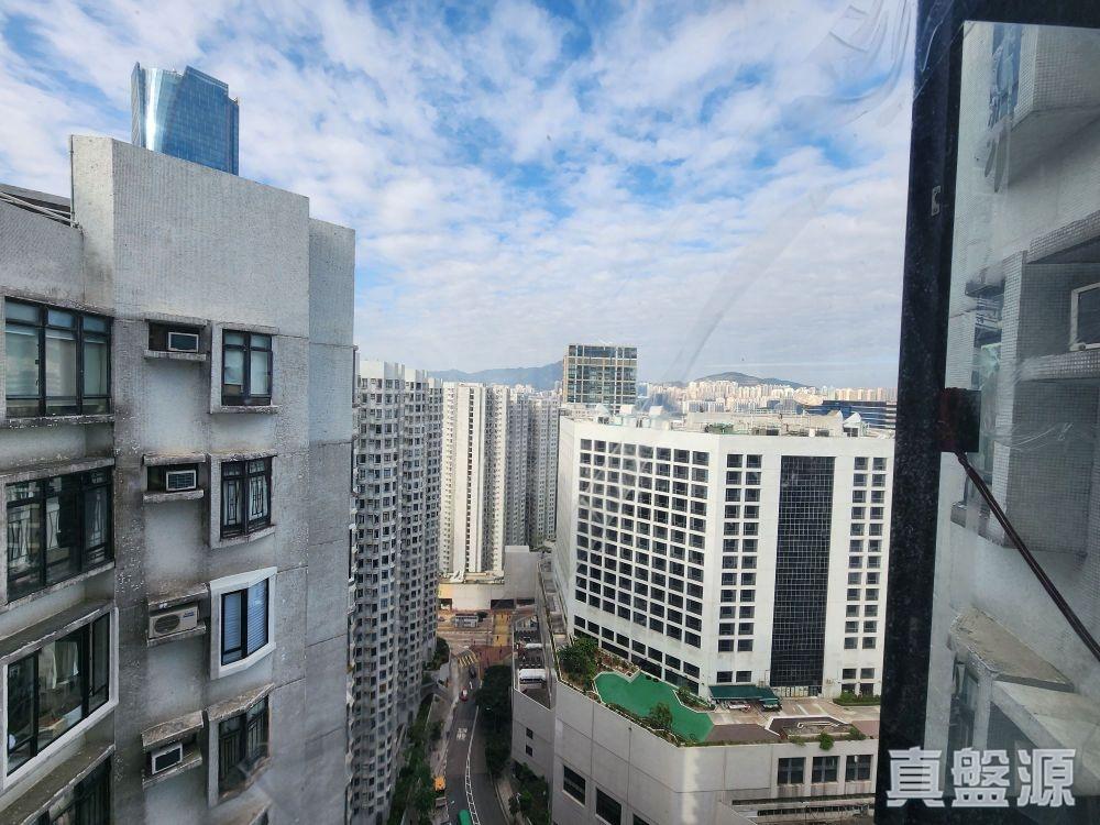 單位位於頂樓對落一層,即使景觀以樓景為主,但仍開揚。(代理提供)