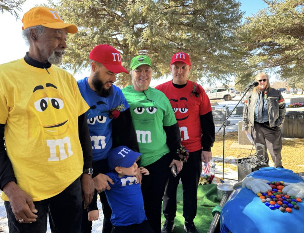 Mary的家人都戴上不同顏色的帽子和T恤,對應M&M’s不同角色。(網上圖片)