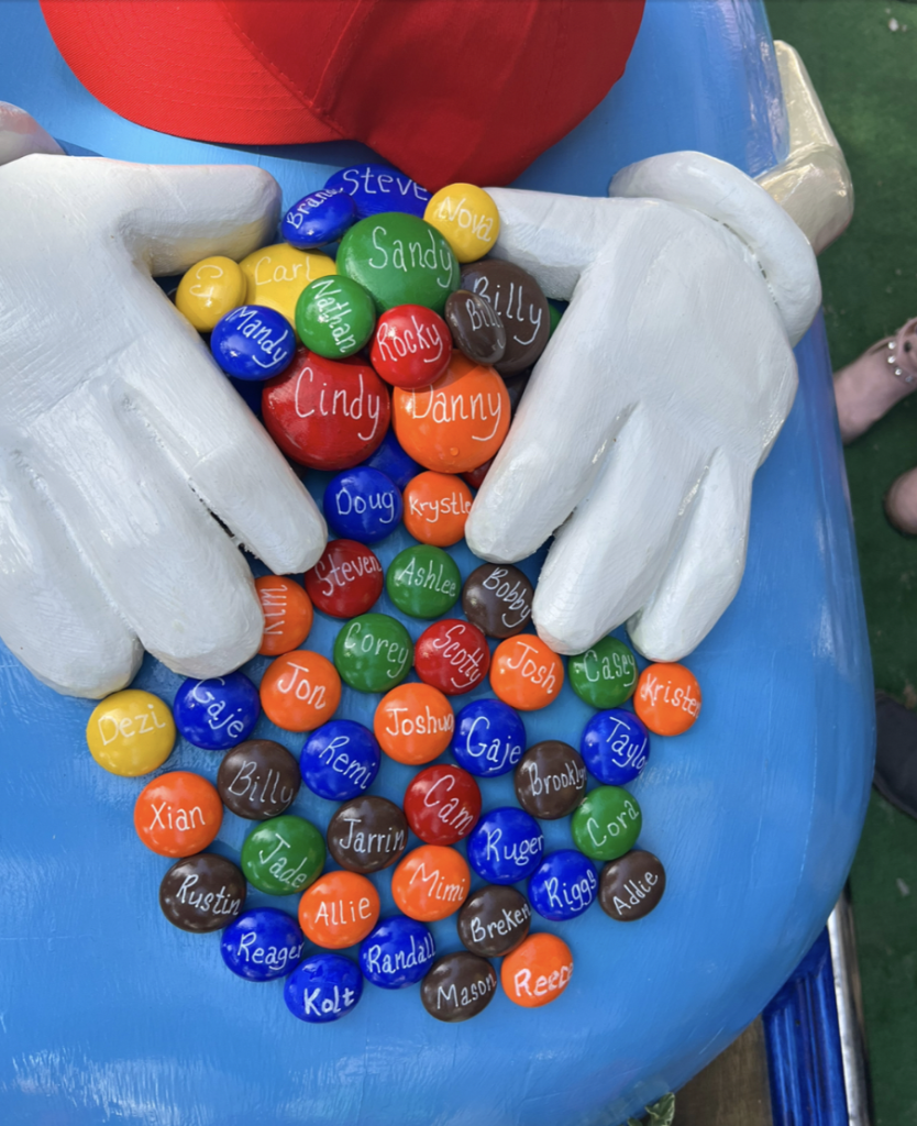 棺材寫滿子孫名字意味著親人陪伴。(網上圖片)