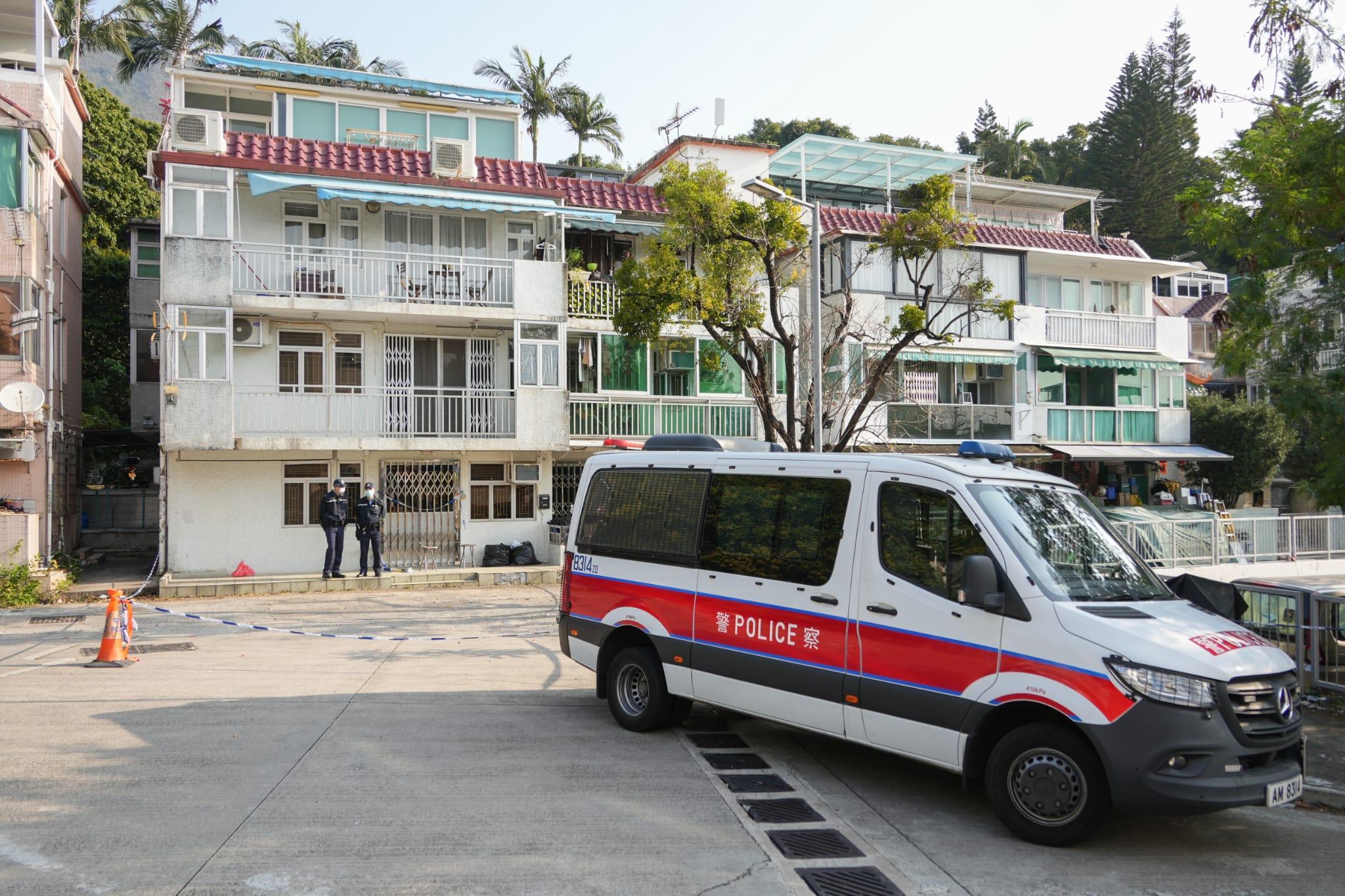 警方繼續封鎖發現屍體的大埔龍尾村村屋單位。(李睿哲攝)