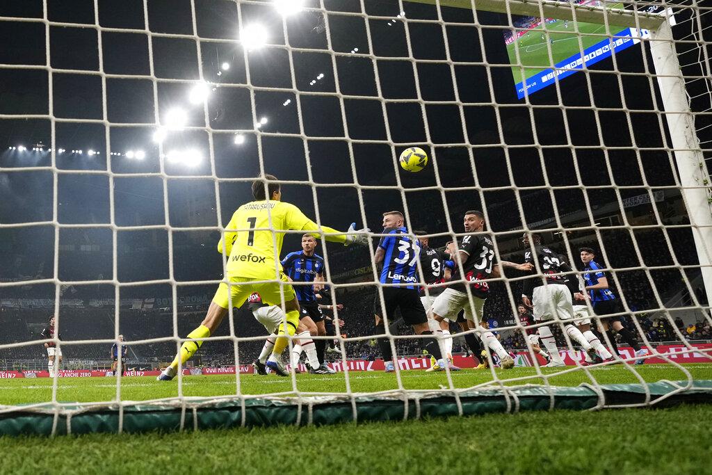 拿達路馬天尼斯接應角球頂入。(美聯社)