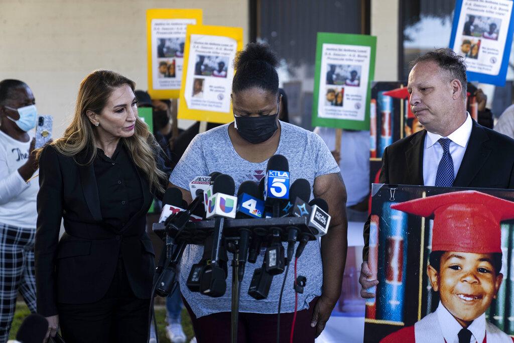 Anthony Lowe的家屬抗議警方不當開槍。(美聯社)