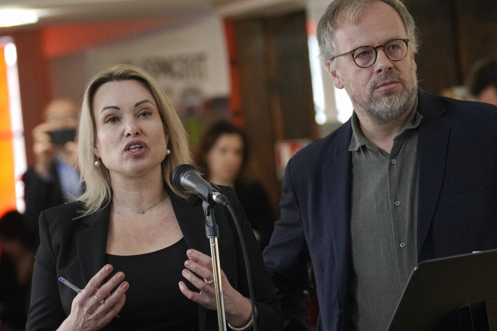 奧夫相尼科娃在法國講述逃亡經過。(美聯社)