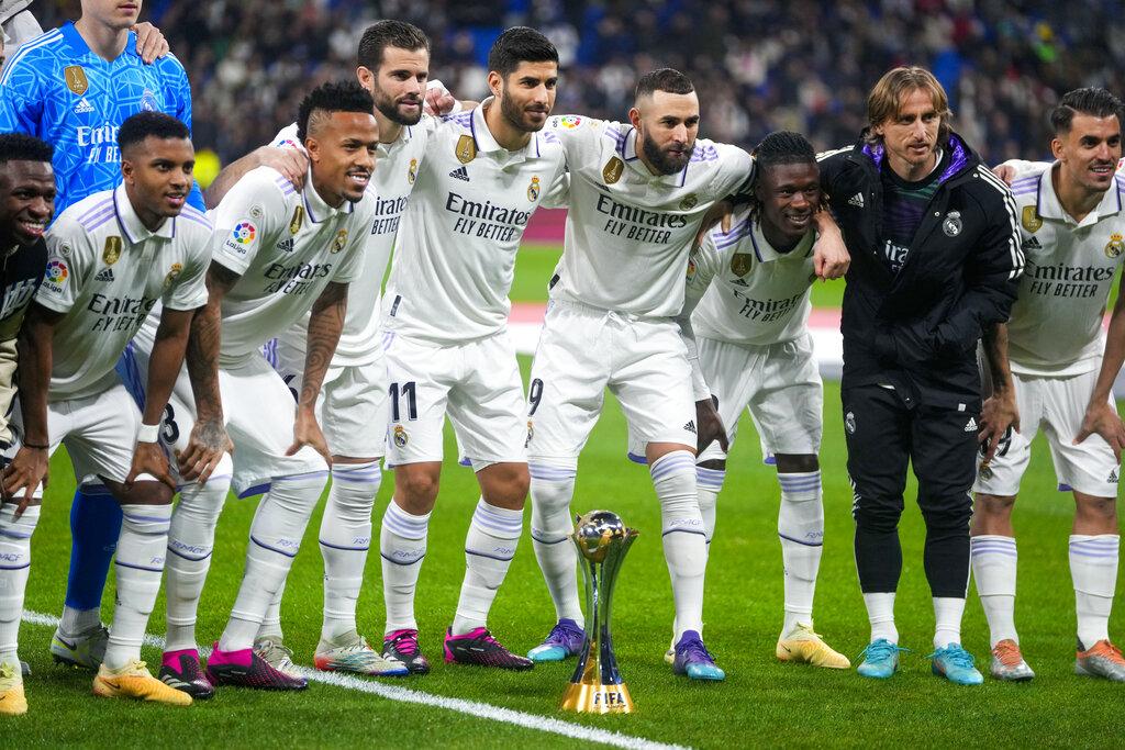 皇馬賽前向主場球迷展示世冠盃獎盃。(美聯社)