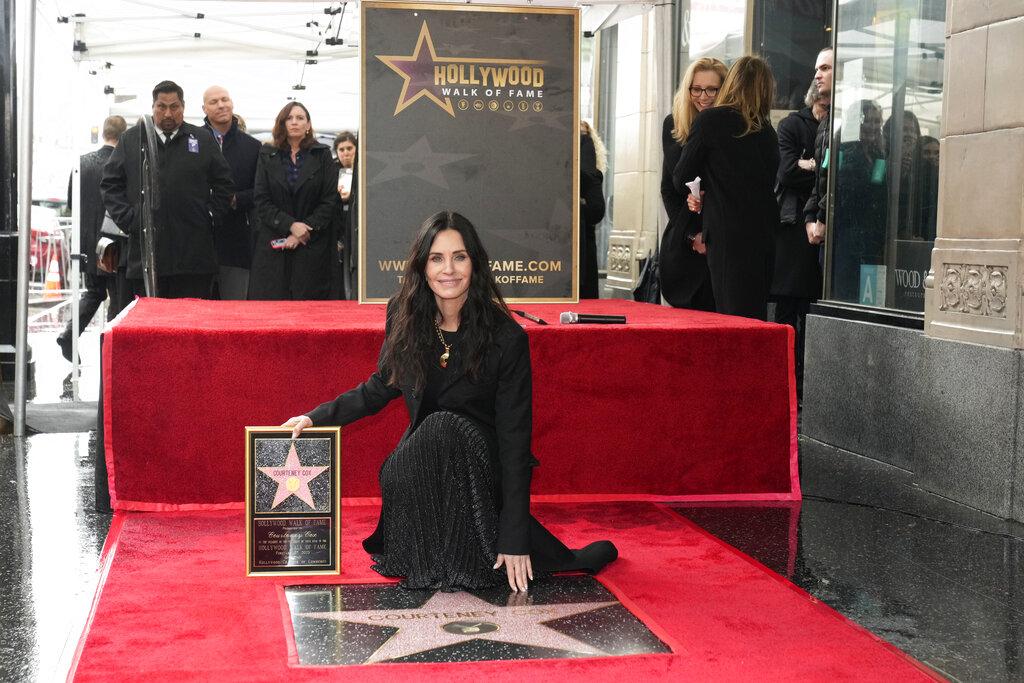 Courteney Cox現身荷李活星光大道,獲贈星留名。