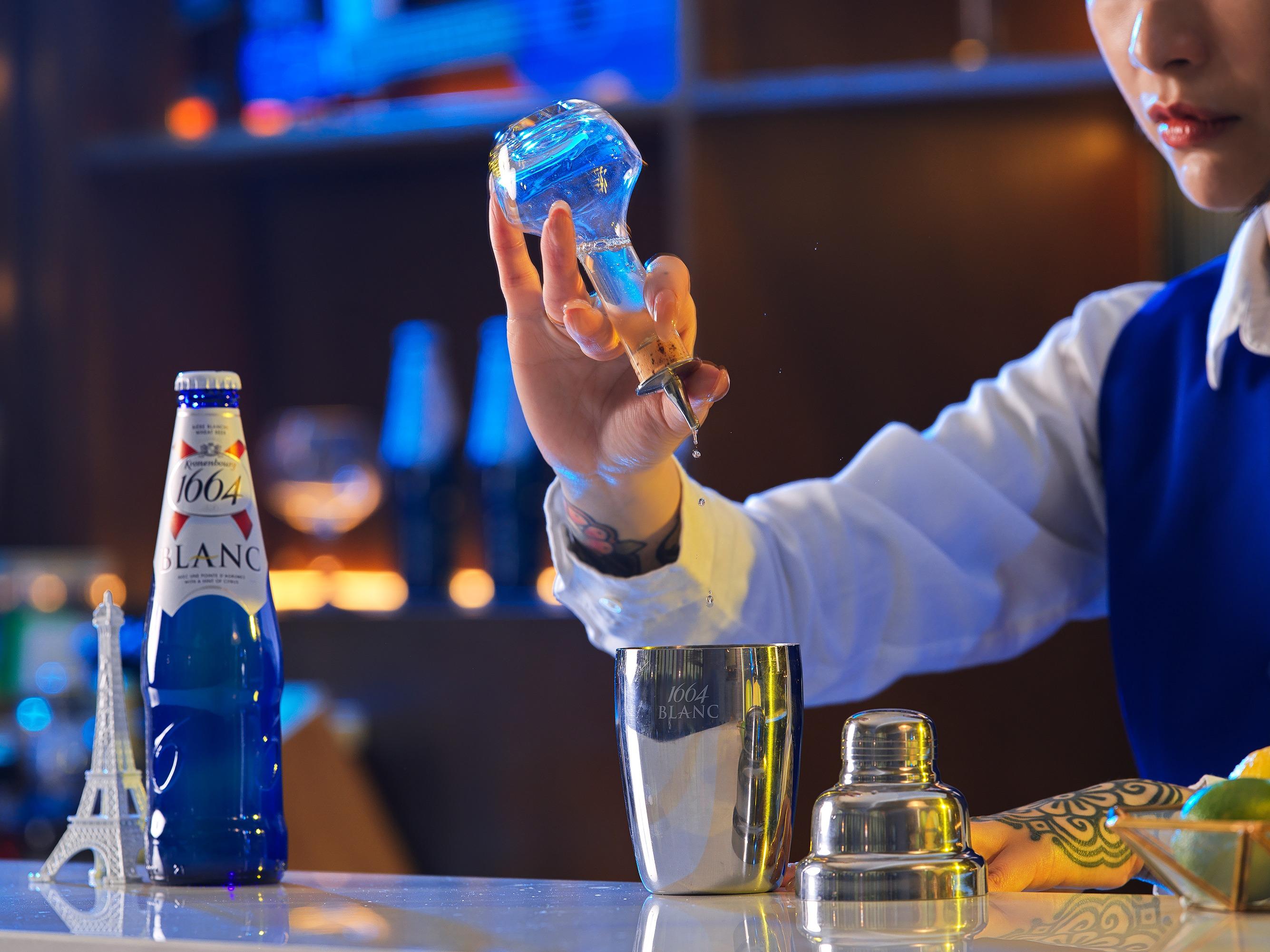 在調酒器內加冰,加入倫敦乾琴酒、檸檬汁、調酒用糖水、橙味苦艾酒、利萊白酒 及 柚子酒。