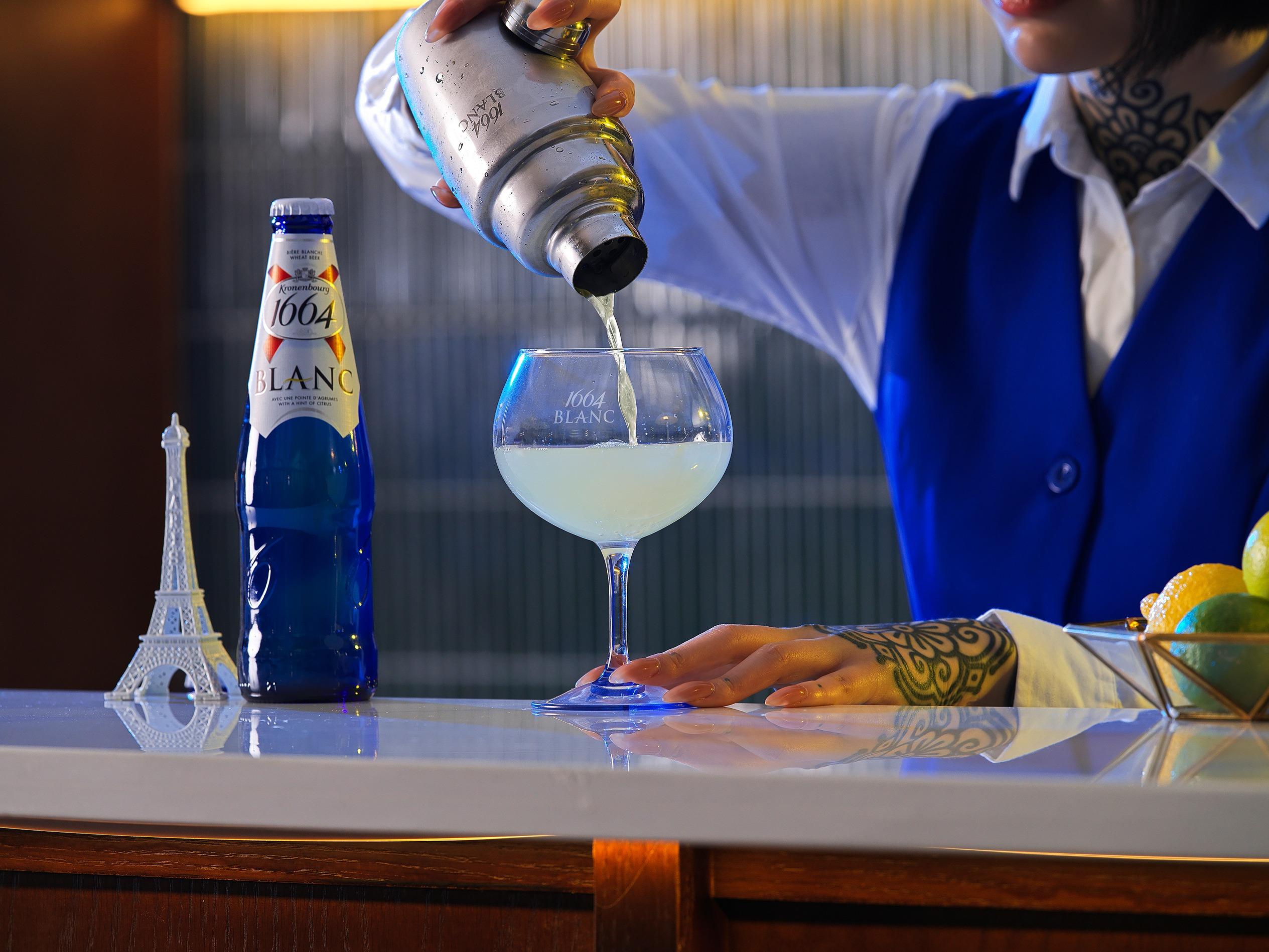 蓋上調酒器並搖動直至混合,直至調酒器表面出現水霧,一般約30 秒,在杯中倒入雞尾酒。