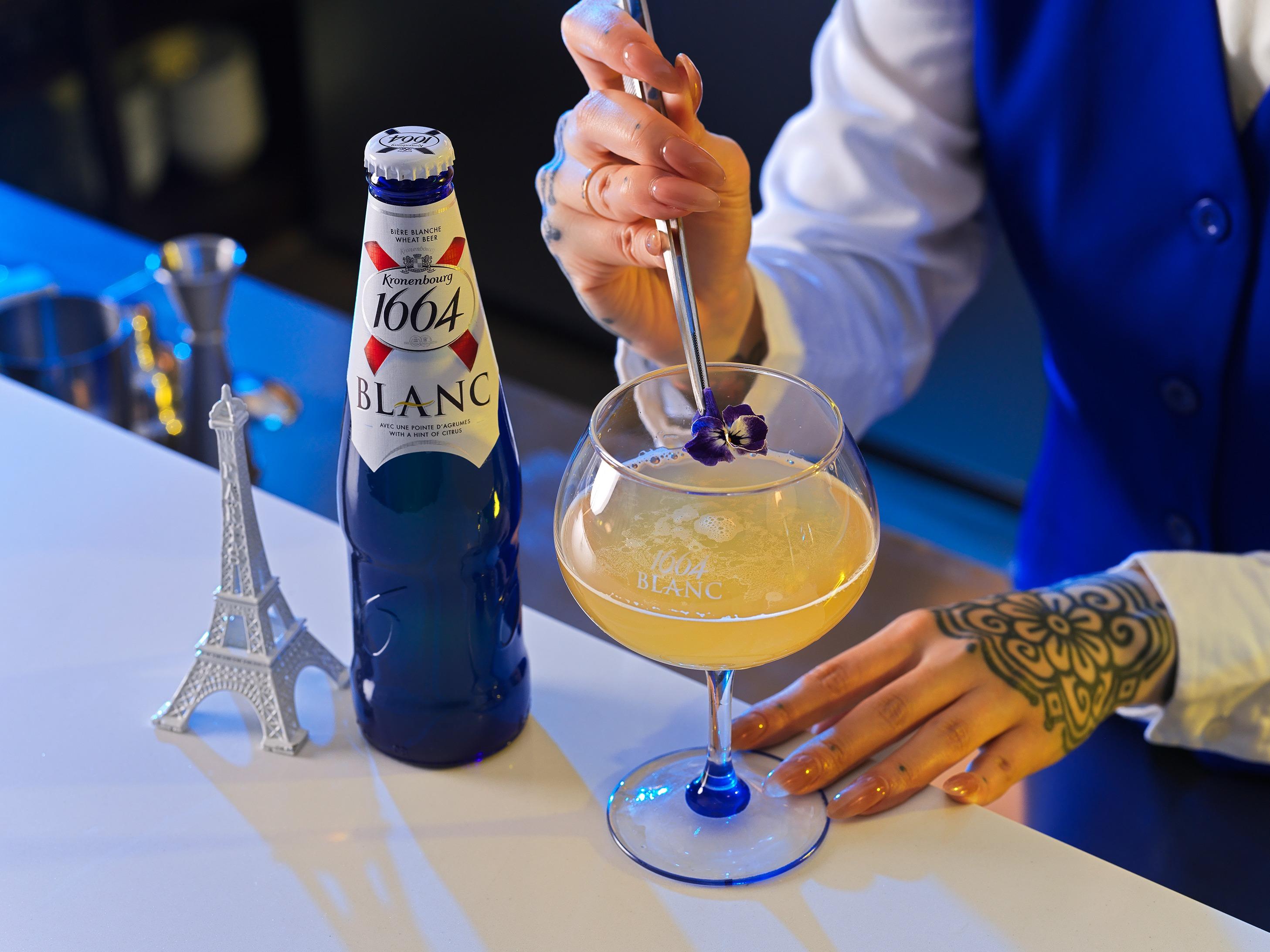 再倒上1664 Blanc,放上食用花點綴。
