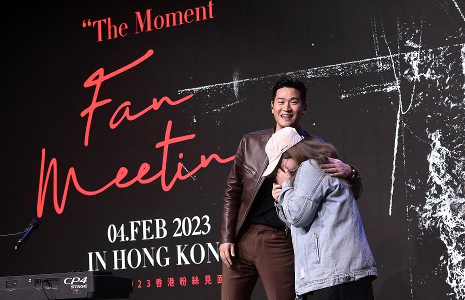 周興哲抱抱粉絲們大派福利。