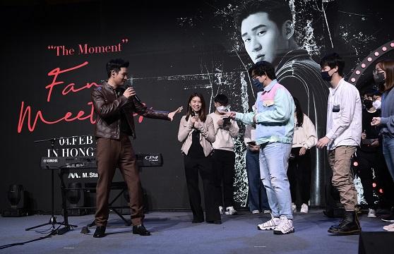 周興哲與粉絲們大玩「你問我答」、「包剪揼」等小遊戲。